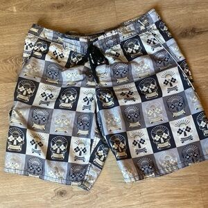 Men’s Old Navy board shorts skulls size 36 perfect condition
